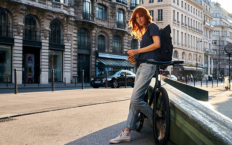 Frau mit E-Bike