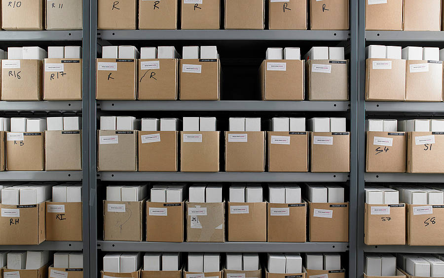 Die Verbindung von Datei und Label wird technisch meist durch eine Speicherung in den Metadaten einer Datei realisiert.