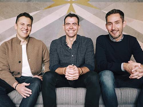 Auf diesem undatierten Foto sitzt Adam Mosseri (M) mit Instagram-Mitbegründern Kevin Systrom (r.) und Mike Krieger. Foto: Uncredited/Instagram/Facebook Inc. via AP
