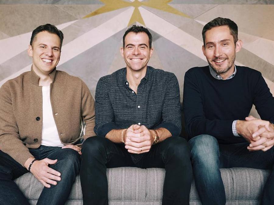 Auf diesem undatierten Foto sitzt Adam Mosseri (M) mit Instagram-Mitbegründern Kevin Systrom (r.) und Mike Krieger. Foto: Uncredited/Instagram/Facebook Inc. via AP