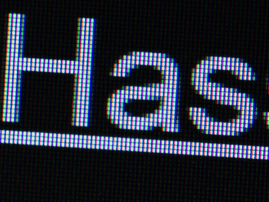 Der Hashtag „#Hass“ ist auf einem Bildschirm zu sehen. Foto: Lukas Schulze/dpa/Archiv