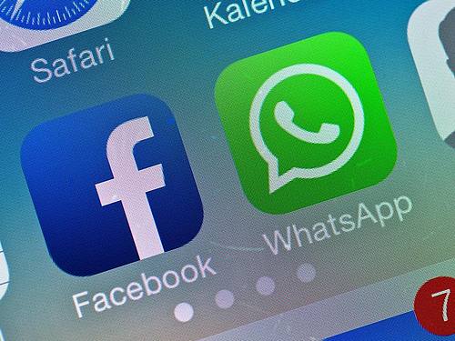 Das Logo von Facebook neben dem von WhatsApp auf einem Smartphone. Foto: Patrick Pleul/dpa-Zentralbild/dpa