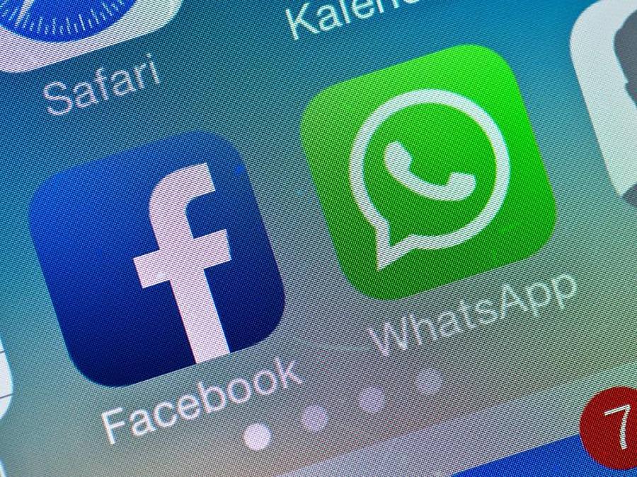 Das Logo von Facebook neben dem von WhatsApp auf einem Smartphone. Foto: Patrick Pleul/dpa-Zentralbild/dpa