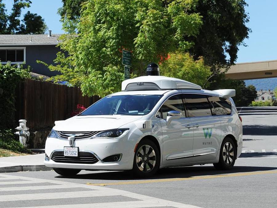 Ein selbstfahrendes Auto der Google-Schwesterfirma Waymo. Foto: Andrej Sokolow/dpa