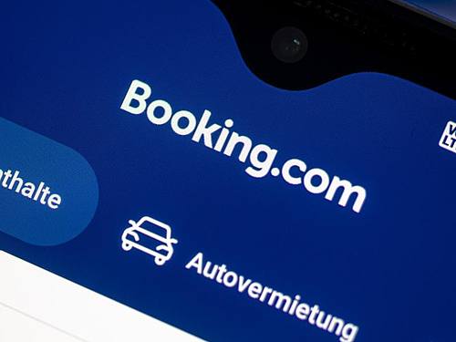 Der Internet-Plattform Booking.com droht in einem Rechtsstreit über die Online-Buchung von Unterkünften eine Niederlage vor einem deutschen Gericht. Foto: Fabian Sommer/dpa