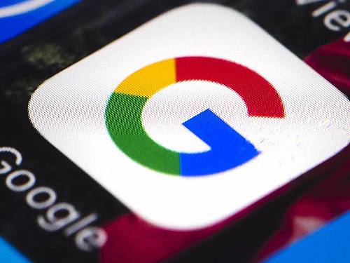 Das Google-Logo auf einem Smartphone. Foto: Matt Rourke/dpa