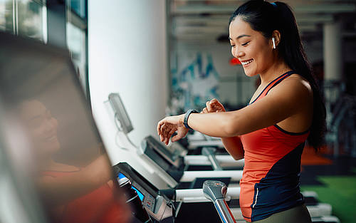 Frau im Fitnessstudio mit Wearable