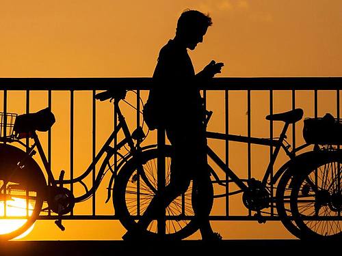 Während die übers Festnetz telefonierten Minuten weiter rückläufig waren, schnellte das verbrauchte mobile Datenvolumen in die Höhe. Foto: Gregor Fischer/dpa