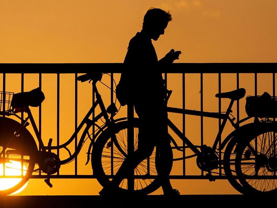 Während die übers Festnetz telefonierten Minuten weiter rückläufig waren, schnellte das verbrauchte mobile Datenvolumen in die Höhe. Foto: Gregor Fischer/dpa