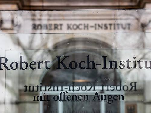 Eingang des Robert Koch-Instituts in Berlin. Foto: Paul Zinken/dpa