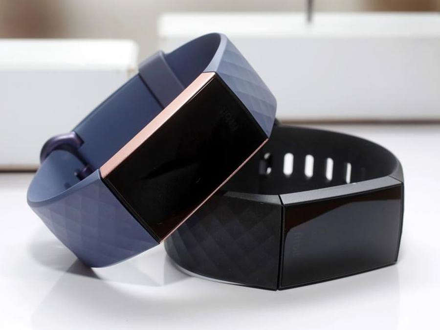 Fitbit Charge 3 Fitness-Tracker wird in New York ausgestellt. Foto: Richard Drew/AP/dpa