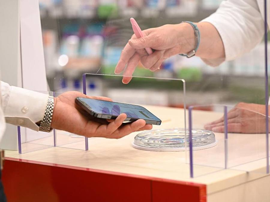 Das elektronische Rezept soll den Zettelkram ablösen. Foto: Mohssen Assanimoghaddam/dpa