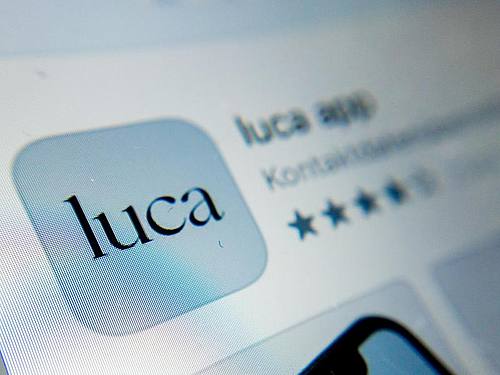 Das Symbol der Luca-App ist auf einem Smartphone zu sehen. Foto: Christoph Soeder/dpa/Illustration