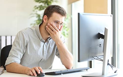 Erschrockener Anwender am Computer
