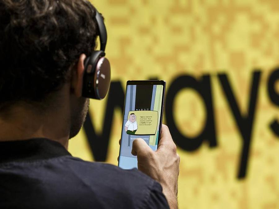 Ein Besucher spielt in einer Augmented Reality AR mit einem neuen Smartphone Samsung Galaxy auf der Fachmesse für Unterhaltungselektronik und Haushaltsgeräte FIA. Foto: Carsten Koall
