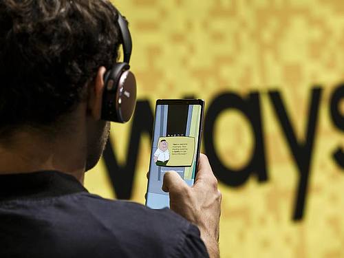 Ein Besucher spielt in einer Augmented Reality AR mit einem neuen Smartphone Samsung Galaxy auf der Fachmesse für Unterhaltungselektronik und Haushaltsgeräte FIA. Foto: Carsten Koall