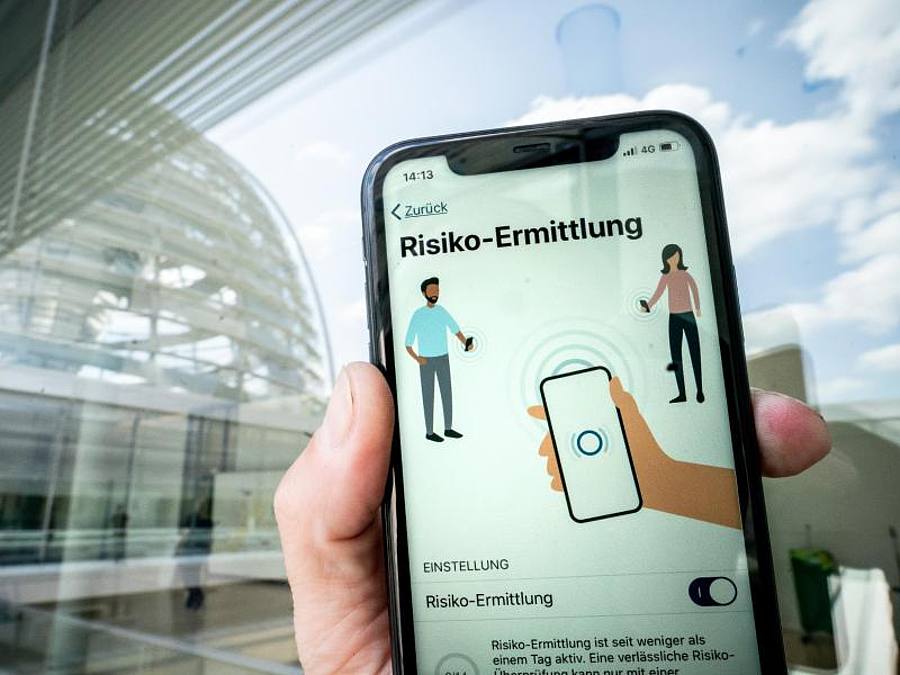 Mithilfe der Corona-Warn-App werden Bürger benachrichtigt, sollten Sie sich in der Nähe eines am Corona-Virus erkrankten aufgehalten haben, wenn dieser die App ebenso installiert hatte und seine Erkrankung meldet. Foto: Michael Kappeler/dpa