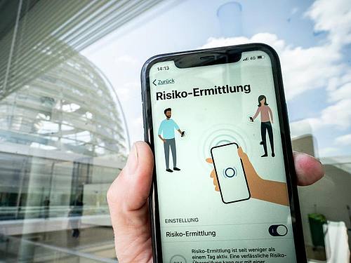 Mithilfe der Corona-Warn-App werden Bürger benachrichtigt, sollten Sie sich in der Nähe eines am Corona-Virus erkrankten aufgehalten haben, wenn dieser die App ebenso installiert hatte und seine Erkrankung meldet. Foto: Michael Kappeler/dpa