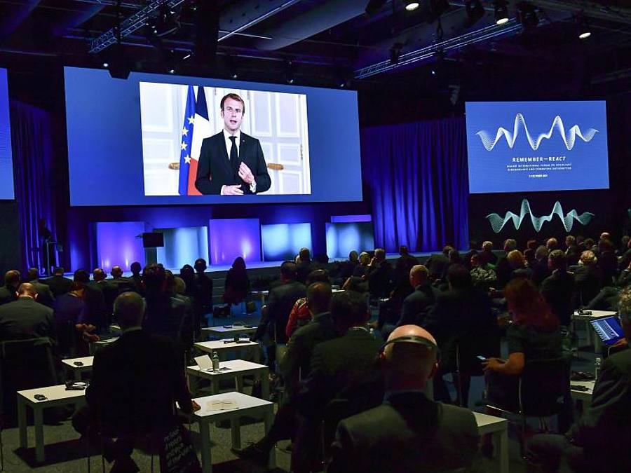 Emmanuel Macron spricht per Videolink während des Internationalen Forum zur Erinnerung an den Holocaust und zur Bekämpfung des Antisemitismus. Foto: Jonas Ekstromer/TT News Agency/AP/dpa