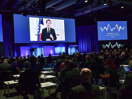 Emmanuel Macron spricht per Videolink während des Internationalen Forum zur Erinnerung an den Holocaust und zur Bekämpfung des Antisemitismus. Foto: Jonas Ekstromer/TT News Agency/AP/dpa
