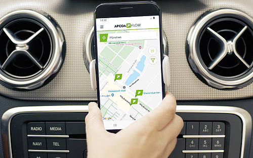 Park-App am Armaturenbrett im Auto