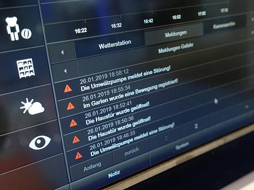 Überwachungsmonitor eines Smart Homes für vernetzte und fernsteuerbare Geräte. Foto: Daniel Bockwoldt/dpa