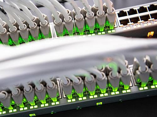 Bei sogenannten DDoS-Attacken («Distributed Denial of Service») versuchen Angreifer, Server mit einer Flut von Anfragen lahmzulegen. Foto: Matthias Balk/dpa