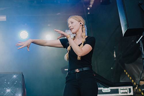 Die taube Musikperformerin Cindy Klink