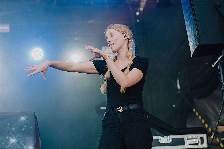 Die taube Musikperformerin Cindy Klink