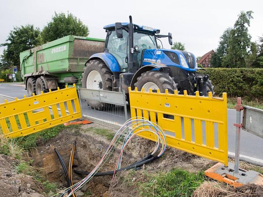 Der Bund will den Ausbau des schnellen Internets in ganz Deutschland vorantreiben. Es gehe um das große Versprechen, «dass wir niemandem zurücklassen in diesem Land», sagte Infrastrukturminister Scheuer (CSU). Foto: Julian Stratenschulte