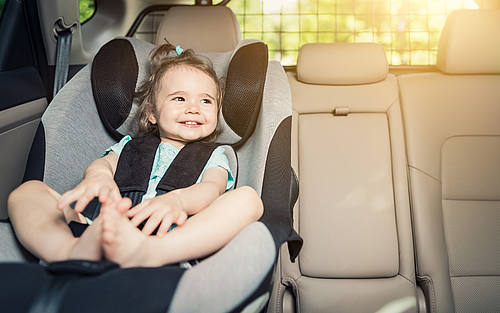 Kind im Auto-Kindersitz