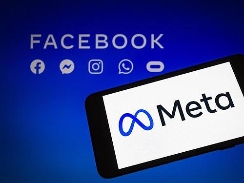 Ein Meta-Zeichen in der Unternehmenszentrale in Menlo Park. Der Facebook-Konzern gibt sich einen neuen Namen. Foto: Tony Avelar/AP/dpa