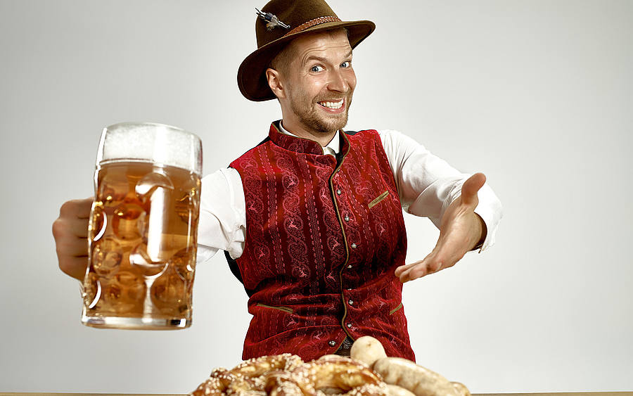 Ein Bayer mit Bretzel und Bier