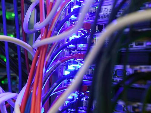 Kabel verlaufen in einem Rechenzentrum. Foto: Uli Deck/dpa/Archivbild