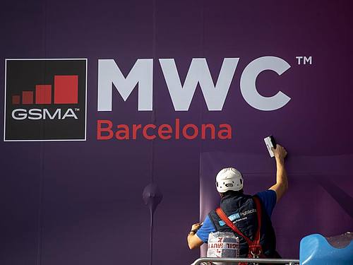 Der Mobile World Congress in Barcelona soll die erste internationale Großveranstaltung seit Beginn der Pandemie werden. Zahlreiche Aussteller bleiben der Mobilfunk-Messe aber fern. Foto: Emilio Morenatti/AP/dpa