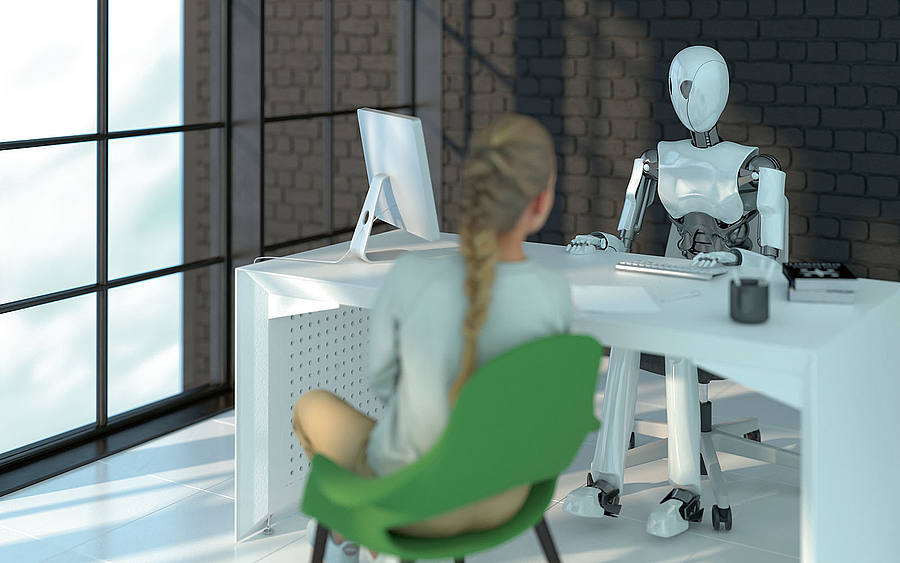 Roboter am Tisch