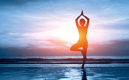 Schattenriss einer Frau beim Yoga