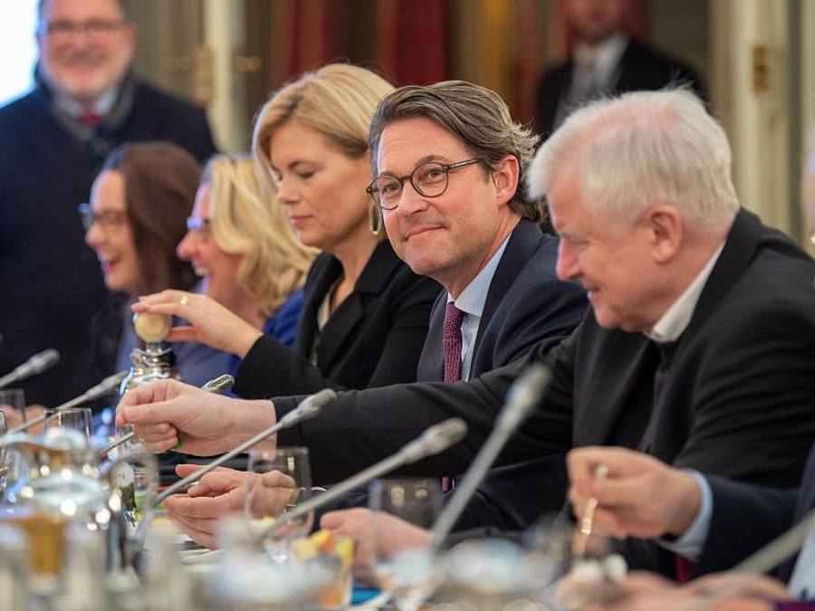 Andreas Scheuer (2.v.r.), Bundesminister für Verkehr und digitale Infrastruktur, bei der Regierungsklausur in Meseberg: „Eine lückenlose Versorgung mit Mobilfunk ist überfällig.“. Foto: Monika Skolimowska/dpa-Zentralbild/dpa