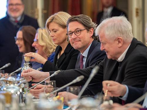 Andreas Scheuer (2.v.r.), Bundesminister für Verkehr und digitale Infrastruktur, bei der Regierungsklausur in Meseberg: „Eine lückenlose Versorgung mit Mobilfunk ist überfällig.“. Foto: Monika Skolimowska/dpa-Zentralbild/dpa