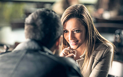 Lächelnde Frau bei einem Date