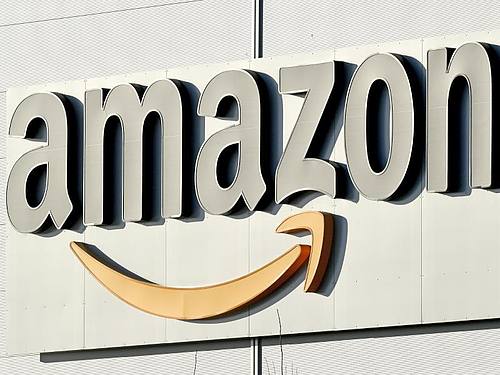 Das Amazon-Logo an einem Gebäude