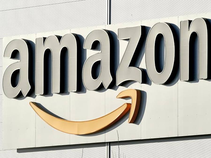 Das Amazon-Logo an einem Gebäude