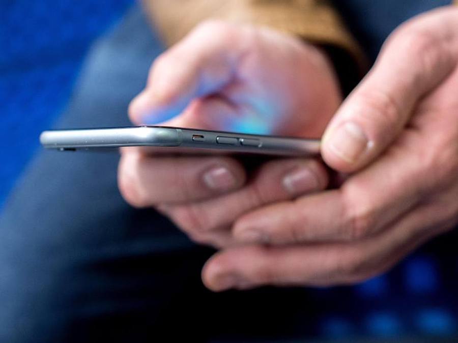 Die Handy-App zur Eindämmung des Coronavirus in Deutschland läuft nach Einschätzung von Experten nicht auf jedem Smartphone. Foto: Hauke-Christian Dittrich/dpa