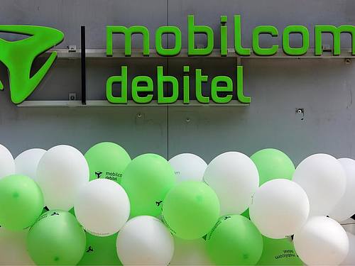 Das Logo des Mobilfunk- und Internetproviders mobilcom-debitel an einer Filiale in Düsseldorf. Foto: David-Wolfgang Ebener/dpa