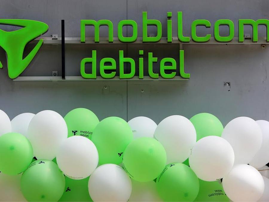 Das Logo des Mobilfunk- und Internetproviders mobilcom-debitel an einer Filiale in Düsseldorf. Foto: David-Wolfgang Ebener/dpa