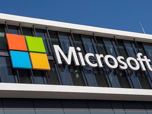 Das Microsoft Logo hängt an der Fassade eines Bürogebäudes in der Parkstadt Schwabing in München. Foto: Peter Kneffel/dpa
