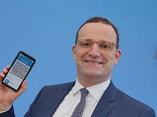Jens Spahn präsentiert die App zum digitalen Impfpass.. Foto: Michael Kappeler/dpa