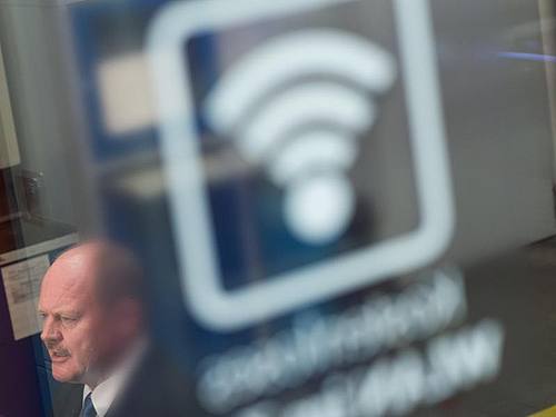 In der Werkshalle von DB-Regio war der letzte Zug der Elbe-Saale-Bahn mit einem kostenlosen WLAN-Zugang ausgerüstet worden. ((Foto: Klaus-Dietmar Gabbert/Illustration))