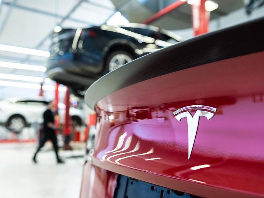 Das Logo des Fahrzeugherstellers Tesla auf einem Fahrzeug in einem Tesla Service Center. Foto: Silas Stein