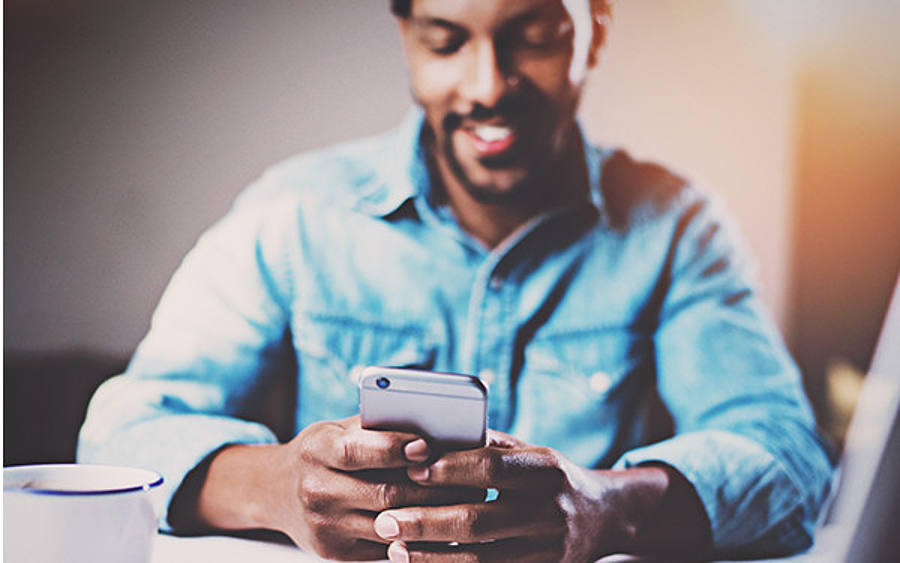 Mann mit Smartphone